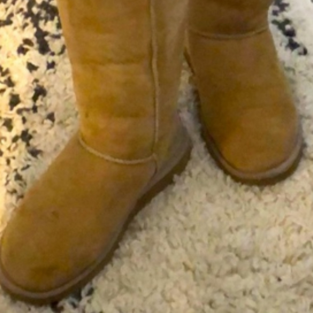 UGGS SIZE 8